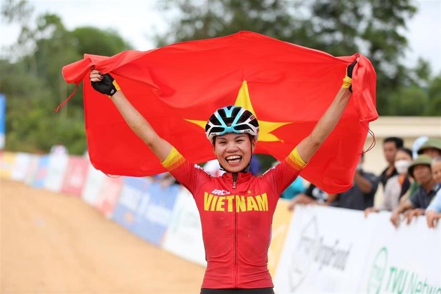Đinh Thị Như Quỳnh bảo vệ thành công tấm Huy chương Vàng nội dung xe đạp địa hình băng đồng nữ Olympic